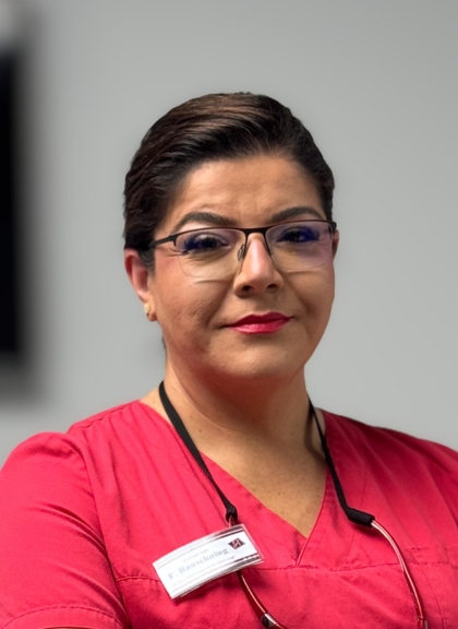 Zahnärztin bei der Behandlung einer Patientin in der Zahnarztpraxis in Seelze – moderne Zahnmedizin mit Empathie und Erfahrung.