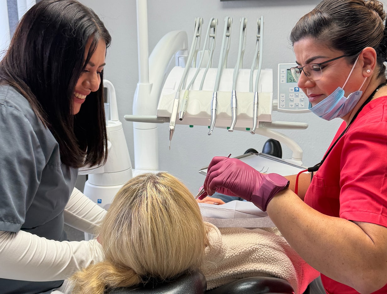 Zahnmedizinische Diagnostik in der Zahnarztpraxis Farida Rauschning in Seelze – sorgfältige Untersuchung von Zähnen, Zahnfleisch und Kiefer als Grundlage einer individuellen Behandlung.